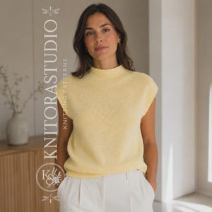 Pode incluir: Uma blusa de malha sem mangas em amarelo pálido com gola alta e uma textura fina e lisa. A peça apresenta uma bainha reta e é combinada com calças brancas. O texto KNITORSTUDIO KNITTING PATTERNS é visível na imagem.