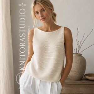 Puede incluir: Una blusa de punto sin mangas en color crema con un amplio escote barco y una textura de punto bobo horizontal. La prenda se combina con pantalones blancos. El texto KNITORASTUDIO KNITTING PATTERNS es visible en el lado izquierdo.