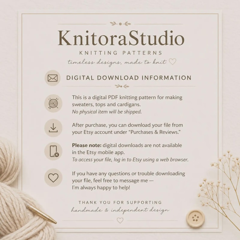 Może przedstawiać: Karta informacyjna dotycząca pobierania cyfrowego wzor&oacute;w dziewiarskich KnitoraStudio. Tekst wyjaśnia, że jest to cyfrowy plik PDF ze wzorami na swetry, topy i kardigany, z instrukcją dostępu do plik&oacute;w przez konto Etsy i przeglądarkę.