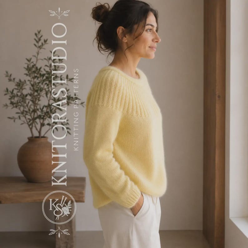 Może przedstawiać: Bladoż&oacute;łty sweter z długim rękawem, z prążkowanym karczkiem i mankietami, zestawiony z białymi spodniami. Tekst KNITORASTUDIO KNITTING PATTERNS oraz okrągłe logo są widoczne po lewej stronie obrazu, obok rośliny w doniczce.