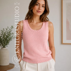 Puede incluir: Una camiseta de tirantes de punto en color rosa claro con cuello redondo y ribetes acanalados en el cuello, las sisas y el dobladillo. La prenda tiene una textura de punto suave y uniforme y se lleva con pantalones blancos.