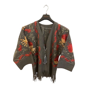 Chaqueta kimono suzani Granite Bloom: kimono uzbeko bordado a mano, chaqueta bohemia gris, prenda exterior artesanal de algodón y cachemira.