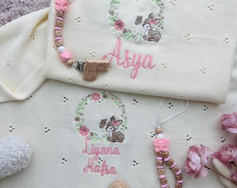 Personalisierte Babydecke mit Namen | Strickdecke bestickt | Geschenk zur Geburt | Babydecke mit Wunschmotiv | Teddy Reh Gans Schwan
