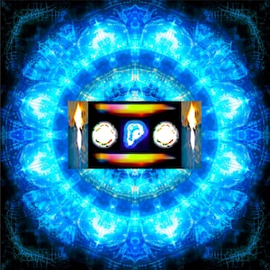 Può includere: Un mandala blu e bianco con un'immagine centrale di tre sfere luminose. Le sfere sono circondate da una fascia arcobaleno e uno sfondo nero.