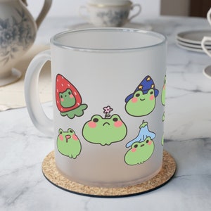 Lustige Frosch-Mattglas-Tasse Niedliche Kröten Cartoon Cottagecore Pilze Natur Geschenk Frosch mit Erdbeere Eiskaffeetasse Hipster Bild 1