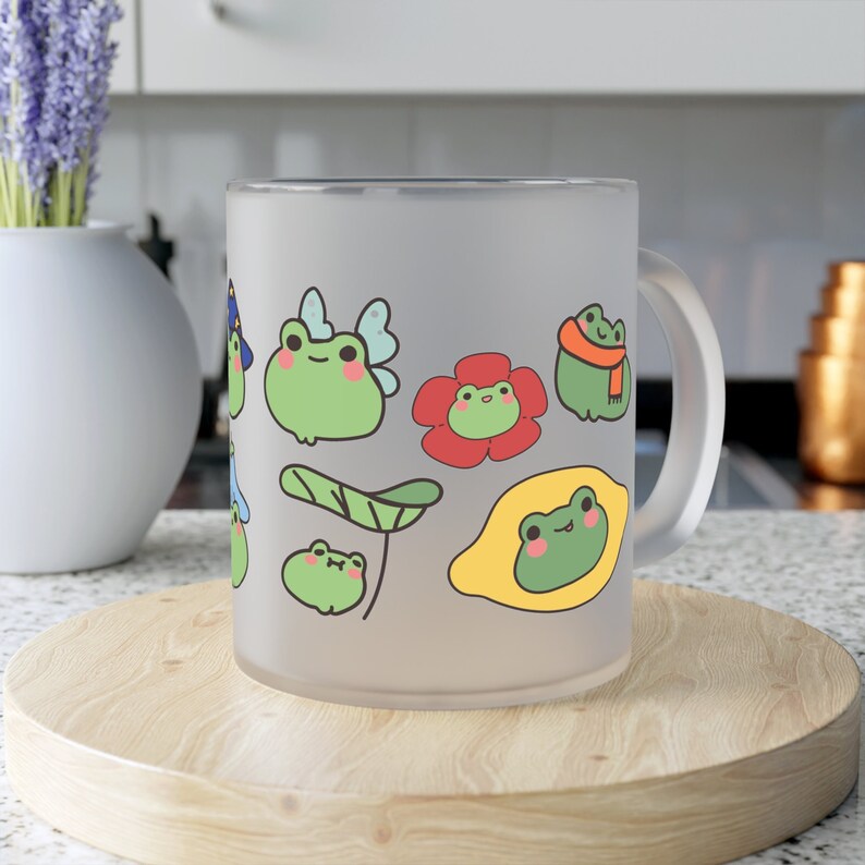 Lustige Frosch-Mattglas-Tasse Niedliche Kröten Cartoon Cottagecore Pilze Natur Geschenk Frosch mit Erdbeere Eiskaffeetasse Hipster Bild 2