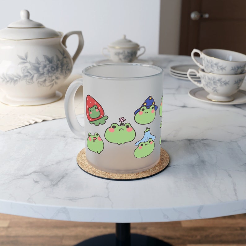 Lustige Frosch-Mattglas-Tasse Niedliche Kröten Cartoon Cottagecore Pilze Natur Geschenk Frosch mit Erdbeere Eiskaffeetasse Hipster Bild 1