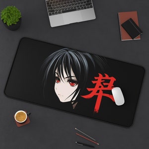 Może przedstawiać: Czarna prostokątna podkładka pod mysz z ilustracją w stylu anime dziewczyny z czarnymi włosami i czerwonymi oczami. Czerwony japoński znak znajduje się po prawej stronie twarzy dziewczyny. Biała mysz znajduje się po prawej stronie podkładki.