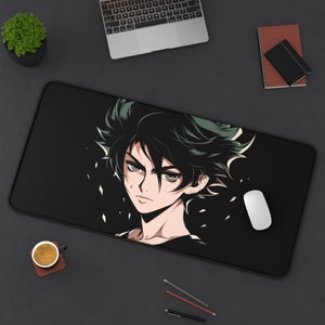 Puede incluir: Alfombrilla de ratón de estilo anime en negro y verde con un personaje con el pelo verde y una expresión seria. El personaje está en el centro de la alfombrilla de ratón, con un ratón blanco en el lado derecho.