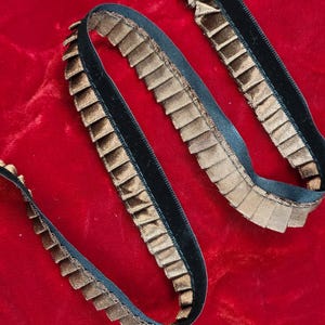 Samt und gefaltetes Band trimmen