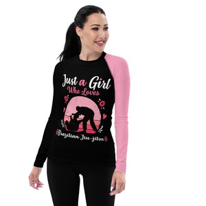 Dames Just A Girl Who Loves BJJ Half Pink Rash Guard