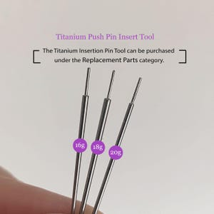 K&ouml;nnte beinhalten: Drei silberfarbene Titan-Push-Pin-Einf&uuml;hrwerkzeuge. Jedes Werkzeug hat ein d&uuml;nnes, spitzes Ende. Das Bild enth&auml;lt den Text "Titanium Push Pin Insert Tool" und beschriftet jedes Werkzeug mit "16g", "18g" und "20g".