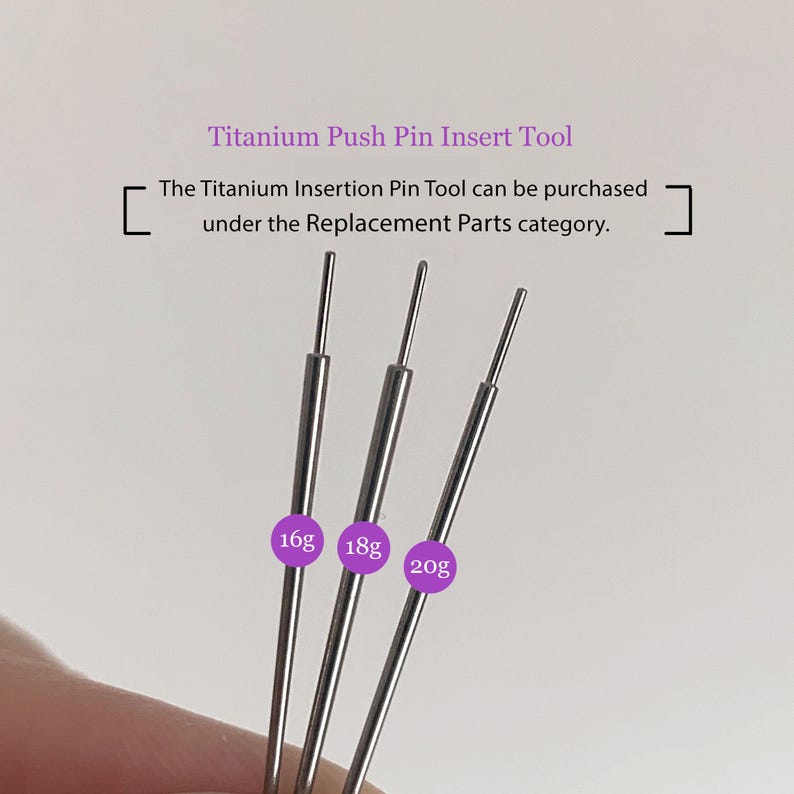 K&ouml;nnte beinhalten: Drei silberfarbene Titan-Push-Pin-Einf&uuml;hrwerkzeuge. Jedes Werkzeug hat ein d&uuml;nnes, spitzes Ende. Das Bild enth&auml;lt den Text "Titanium Push Pin Insert Tool" und beschriftet jedes Werkzeug mit "16g", "18g" und "20g".