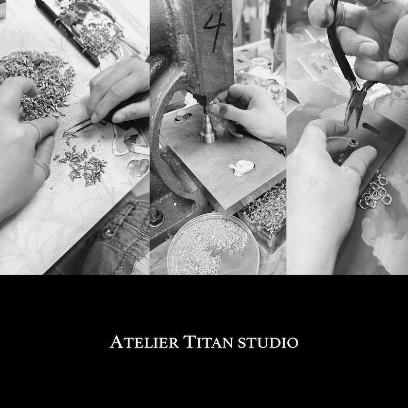 K&ouml;nnte beinhalten: Schwarz-Wei&szlig;-Bild, das die Schmuckherstellung zeigt. H&auml;nde verwenden Werkzeuge wie Pinzetten und Zangen, um kleine Metallteile zu bearbeiten. Der Text "ATELIER TITAN STUDIO" befindet sich am unteren Rand des Bildes.
