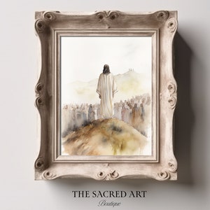 Könnte beinhalten: Ein Aquarellbild von Jesus Christus, der auf einem Hügel steht, mit einer Menschenmenge, die sich unter ihm versammelt hat. Das Bild ist in Braun-, Beige- und Weißtönen gehalten und hat eine weiche, ätherische Ausstrahlung.