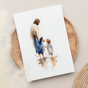 K&ouml;nnte beinhalten: Aquarellmalerei eines Mannes und eines Kindes, die Hand in Hand gehen. Der Mann tr&auml;gt eine lange Robe und das Kind tr&auml;gt ein kurz&auml;rmeliges Hemd und eine Hose. Das Gem&auml;lde ist in Blaut&ouml;nen, Braun- und Wei&szlig;t&ouml;nen gehalten.
