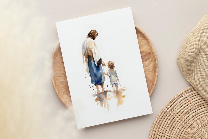 K&ouml;nnte beinhalten: Aquarellmalerei eines Mannes und eines Kindes, die Hand in Hand gehen. Der Mann tr&auml;gt eine lange Robe und das Kind tr&auml;gt ein kurz&auml;rmeliges Hemd und eine Hose. Das Gem&auml;lde ist in Blaut&ouml;nen, Braun- und Wei&szlig;t&ouml;nen gehalten.