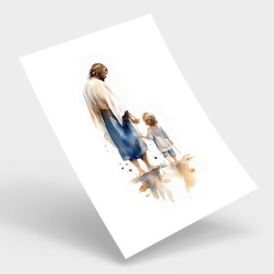 K&ouml;nnte beinhalten: Ein Aquarellbild von einem Mann und einem Kind, die Hand in Hand gehen. Der Mann tr&auml;gt eine lange Robe und das Kind tr&auml;gt ein kurz&auml;rmeliges Hemd und Shorts. Das Bild ist in Blaut&ouml;nen, Braun- und Wei&szlig;t&ouml;nen gehalten.