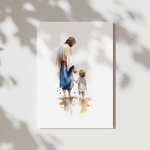 K&ouml;nnte beinhalten: Ein Aquarellgem&auml;lde, das einen Mann und ein Kind zeigt, die Hand in Hand gehen. Der Mann tr&auml;gt eine lange Robe und das Kind ein blaues Hemd und eine blaue Hose. Das Gem&auml;lde ist in einer weichen, gedeckten Farbpalette gehalten und strahlt eine friedliche, ruhige Atmosph&auml;re aus.