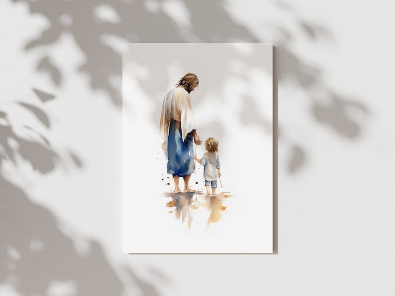 K&ouml;nnte beinhalten: Ein Aquarellgem&auml;lde, das einen Mann und ein Kind zeigt, die Hand in Hand gehen. Der Mann tr&auml;gt eine lange Robe und das Kind ein blaues Hemd und eine blaue Hose. Das Gem&auml;lde ist in einer weichen, gedeckten Farbpalette gehalten und strahlt eine friedliche, ruhige Atmosph&auml;re aus.