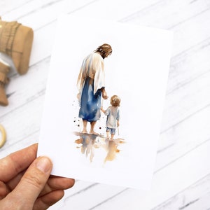 K&ouml;nnte beinhalten: Aquarellmalerei eines Mannes und eines Kindes, die Hand in Hand am Strand entlanglaufen. Der Mann tr&auml;gt eine lange Robe und das Kind ein blaues Hemd und Shorts. Das Gem&auml;lde ist in einer weichen, gedeckten Farbpalette gehalten.