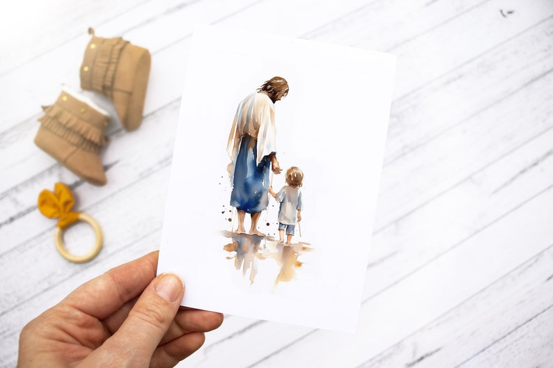 K&ouml;nnte beinhalten: Aquarellmalerei eines Mannes und eines Kindes, die Hand in Hand am Strand entlanglaufen. Der Mann tr&auml;gt eine lange Robe und das Kind ein blaues Hemd und Shorts. Das Gem&auml;lde ist in einer weichen, gedeckten Farbpalette gehalten.