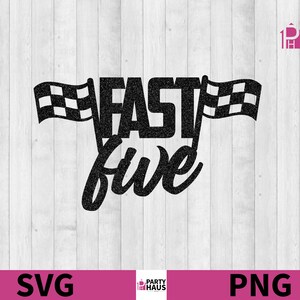 Peut inclure: Conception graphique noir et blanc avec des drapeaux à damier et le texte "Fast Five".