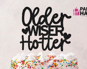 Older Wiser Hotter SVG、誕生日 SVG、ケーキ トッパー カット ファイル、誕生日シャツ、png ダウンロード、18 歳の誕生日の面白いファイル用の昇華カッティング ファイル
