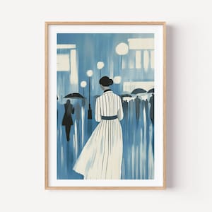 Puede incluir: Una lámina artística enmarcada que representa una escena de calle urbana lluviosa en tonos azules y blancos. Una figura central viste un abrigo largo blanco a rayas con un cinturón oscuro, rodeada de siluetas con paraguas negros bajo farolas.