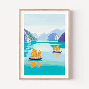 Peut inclure: Une impression d'art encadrée représentant un paysage marin paisible avec deux bateaux en bois traditionnels aux voiles orange vif. La scène montre une eau turquoise calme et des montagnes violettes et bleues au loin.