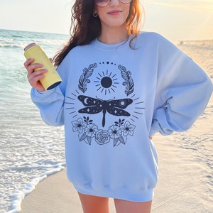 Dragonfly Witchy Celestial Moon Sweatshirt Dragonfly T-shirt  dragonfly lover insect dragonfly t shirt women&#39;s soft cute boho