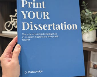 Può includere: Libro blu con il titolo "Print YOUR Dissertation" in bianco. Il sottotitolo recita: "Il ruolo dell'intelligenza artificiale nella sanità moderna e nella salute pubblica." L'autore è D. Butkovskyi.