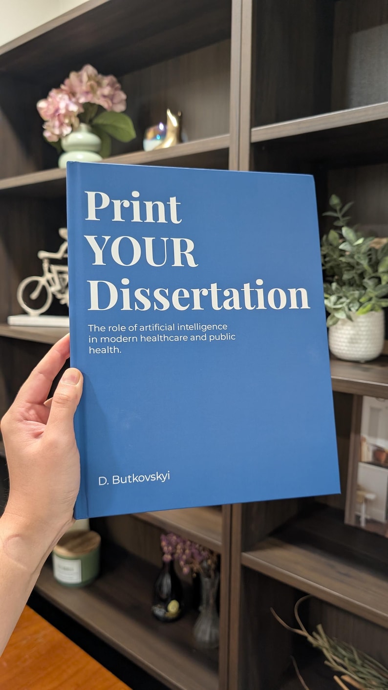Puede incluir: Libro azul con el t&iacute;tulo "Print YOUR Dissertation" en blanco. El subt&iacute;tulo dice: "El papel de la inteligencia artificial en la atenci&oacute;n m&eacute;dica moderna y la salud p&uacute;blica." El autor es D. Butkovskyi.