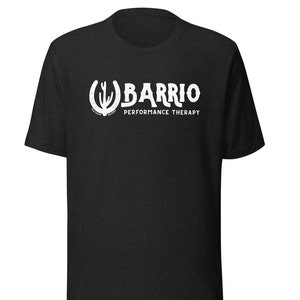 Może przedstawiać: Czarny T-shirt z białym nadrukiem podkowy z kaktusem w środku i tekstem "Barrio Performance Therapy".