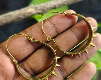 Créoles à crampons, créoles à crampons tribaux ou boucles d'oreilles punk rock