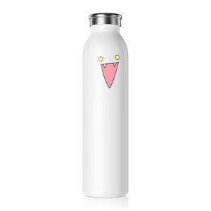 Peut inclure: Une gourde blanche en acier inoxydable avec un bouchon argenté. La gourde présente un visage de dessin animé avec des yeux jaunes et une bouche rose. La gourde est conçue pour garder les boissons froides ou chaudes.