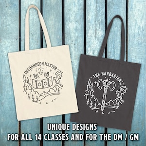Könnte beinhalten: Zwei Stofftaschen mit unterschiedlichen Designs. Die Tasche links ist beige mit schwarzem Text, der "The Dungeon Master" lautet, und einer Grafik eines Schlosses, Würfeln und eines Drachen. Die Tasche rechts ist dunkelgrau mit weißem Text, der "The Barbarian" lautet, und einer Grafik eines Schlosses, einer Axt und eines Drachen.