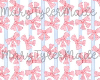Könnte beinhalten: Ein Aquarellmuster mit rosa Schleifen und hellblauen vertikalen Streifen auf weißem Hintergrund. Der Text "Mary Tyler Made" ist in Hellgrau überlagert. Die Schleifen sind gleichmäßig angeordnet.