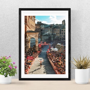 Póster de la victoria ciclista de Tadej Pogacar en la Strade Bianche (Descarga digital)