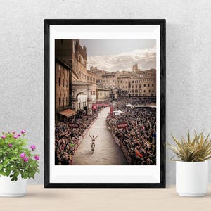 PÓSTER DE TADEJ POGACAR / Póster de Strade Bianche 2025 / Tadej Pogacar en Siena / ¡Disponible solo por tiempo limitado!