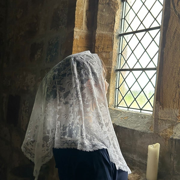 Triangulaire, catholique, blanc, mantille de dentelle. Voile vintage, floral, brodé, traditionnel. Couvre-chef délicat et classique pour la messe latine.