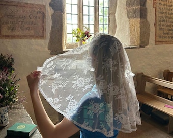 Witte kanten mantilla, geborduurde katholieke sluier met bloemen, D-vorm