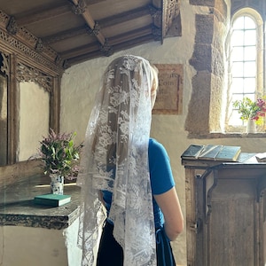 Ręcznie wykonany, biały koronkowy mantilla katolicki: haftowany welon kościelny, prostokątny.