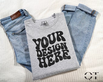 Gildan Sport Grau Shirt Mockup, Flaches Gildan 5000 Herbst T-Shirt Mockup, Grau Gefaltet Mock Up, Niedliches Lifestyle Mockup, Trendy Shirt Mockups