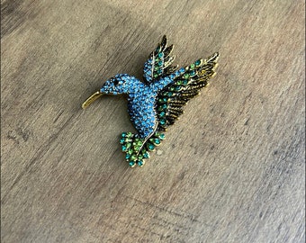 Blauwe kristallen kolibrie broche pin. Cadeau voor liefhebbers van kolibries en broches.