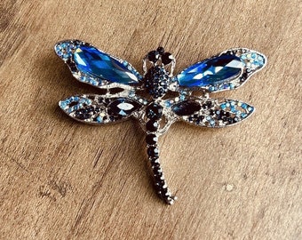 broche vintage libellule bleue. Broche en cristal bleu avec strass. cadeau idéal