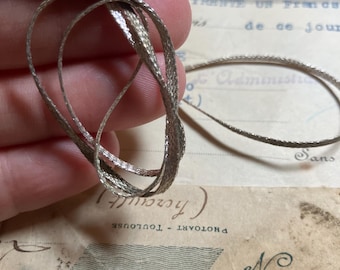 1 metro de hilo de bordar o abalorios de metal plateado antiguo de la década de 1920. 2 mm