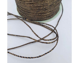 3m antikes Stick- oder Perlengarn. Schwarze Seide mit goldenen Metallfäden umwickelt. 150m vorrätig