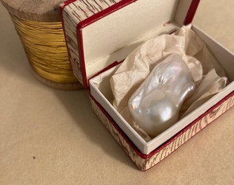 Beautiful REAL antique baroque pearls in tiny French box