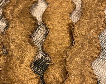 1,8 metri di finiture metalliche in oro smerlato antico.